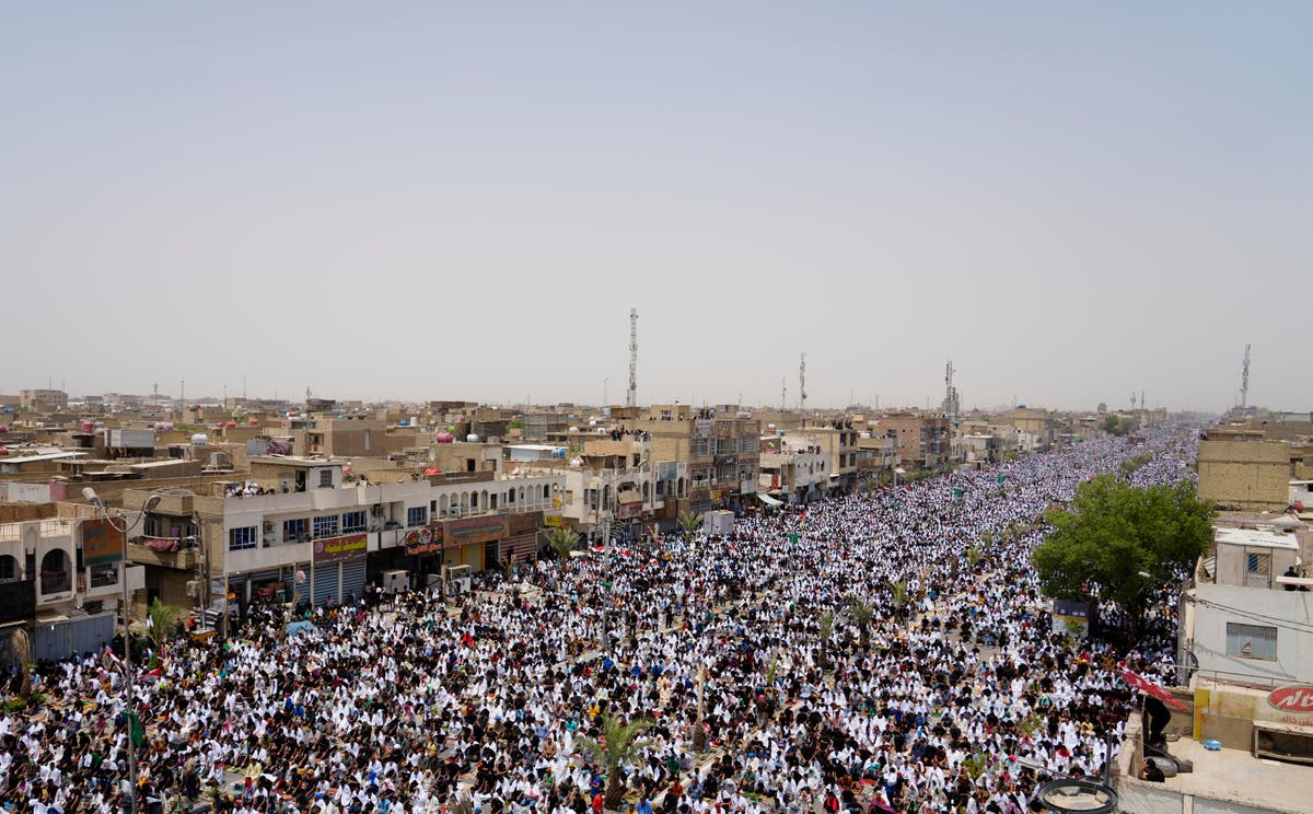 Iraqi cleric shows power as thousands attend mass prayer