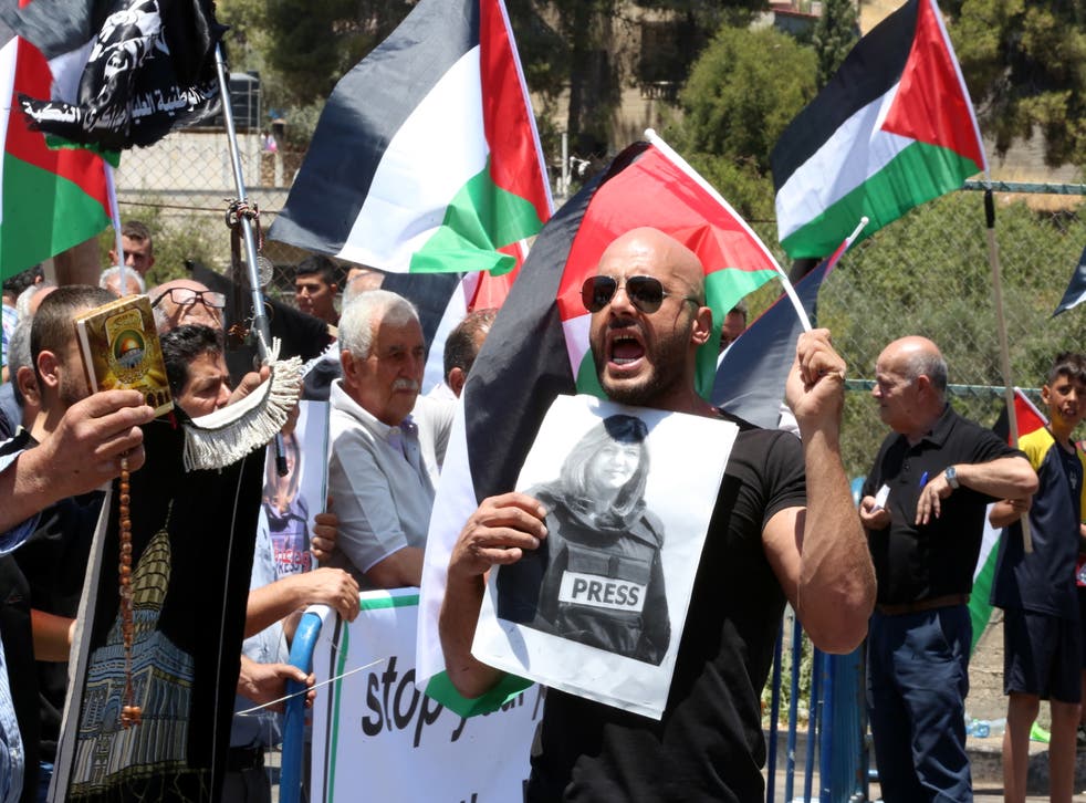 <p>A man holds a photo of slain Palestinian-American journalist Shireen Abu Akleh during a protest at Dheisheh refugee camp, near Bethlehem</bl>