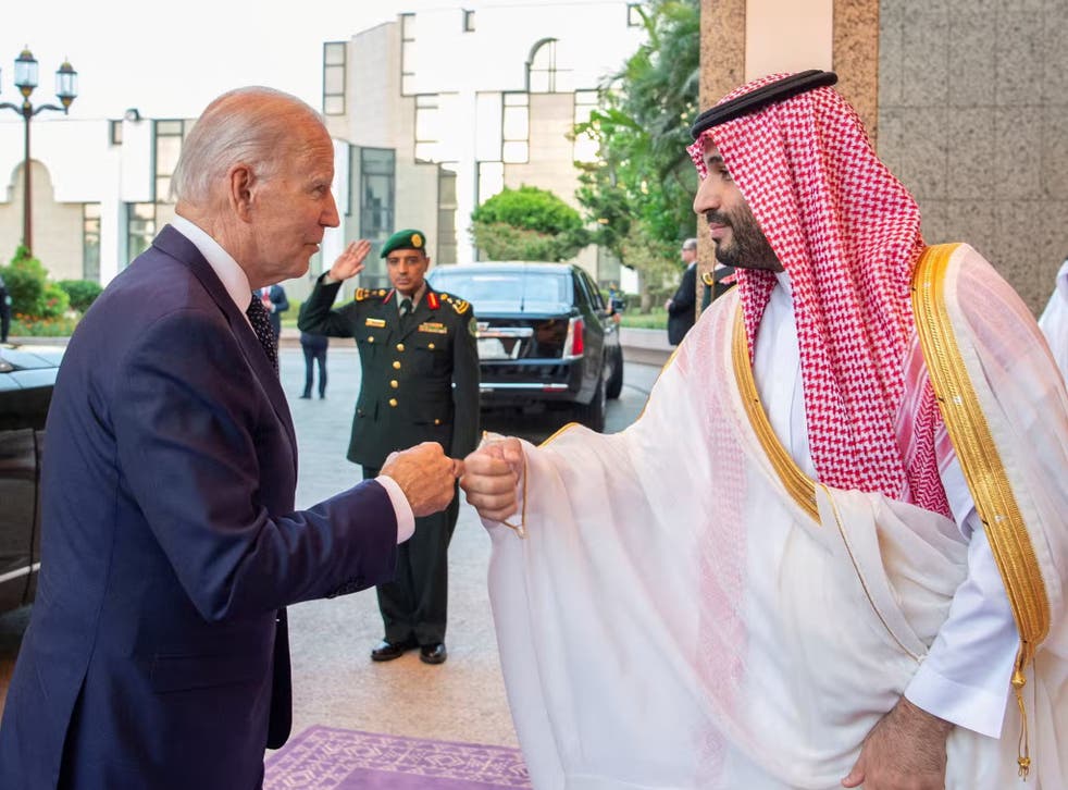 <p>Saudi Crown Prince Mohammed bin Salman fist bumps U.S. President Joe Biden upon his arrival at Al Salman Palace, in Jeddah, 沙特阿拉伯, 七月 15, 2022磷lt;/p>
