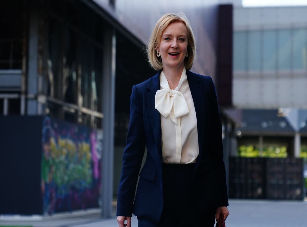Conservative Party leadership contender Liz Truss arrives at the debate on Friday (公共广播)