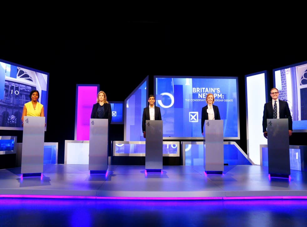 <p>Kemi Badenoch, Penny Mordaunt, Rishi Sunak, Liz Truss and Tom Tugendhat at Here East studios in Stratford, øst London, before the live television debate for the candidates for leadership of the Conservative party, hosted by Channel 4</s>