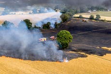 Atualizações ao vivo: UK swelters on hottest ever day as fires take hold