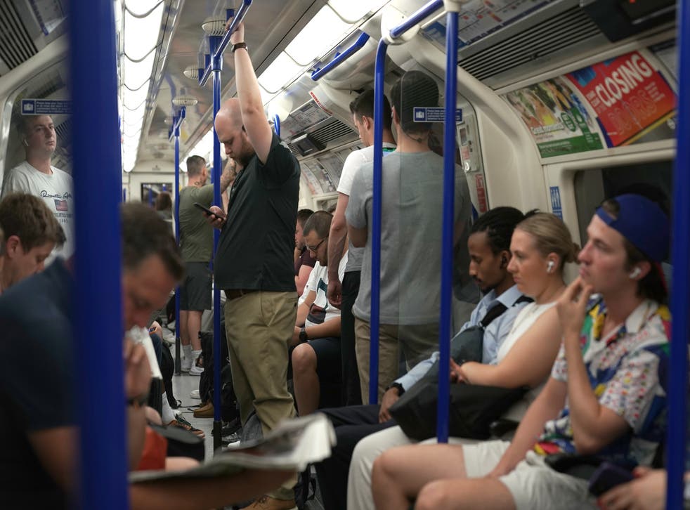 People on a Northern Line train in London as temperatures reached 40C for the first time on record in the UK (亚伦周/ PA)