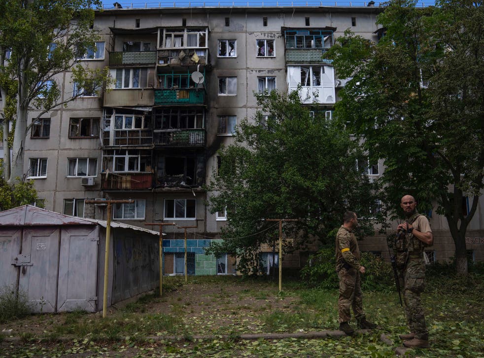 <p>Ukrainian troops in front of a residential block damaged by a rocket attack in Kramatorsk</bl>