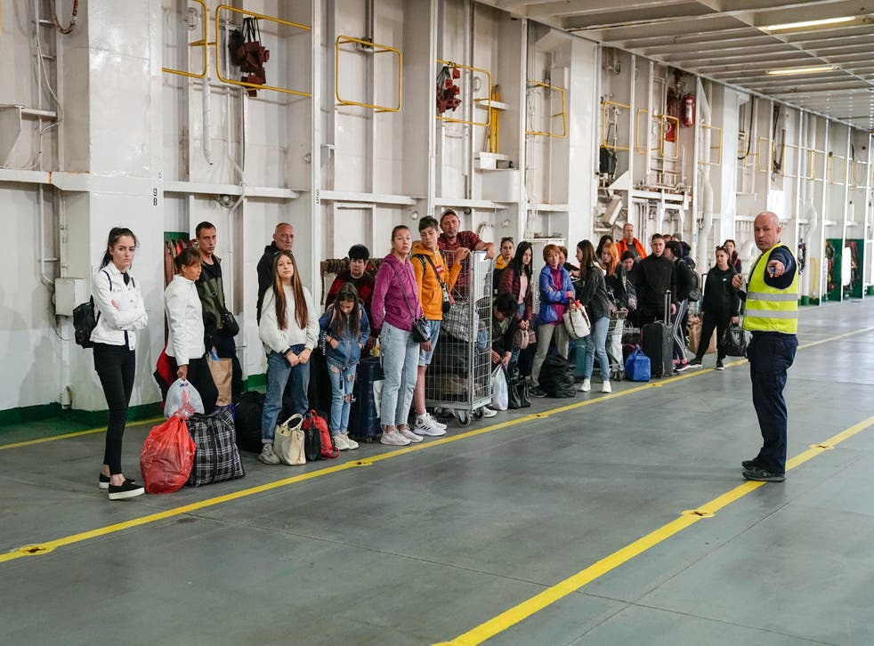<p>Ukrainian refugees line up as they arrive to get accommodations on the ferry Isabelle in Tallinn, エストニp��</p>