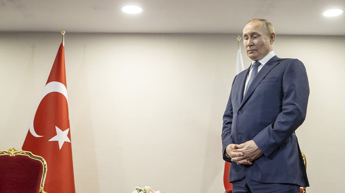 Putin left waiting awkwardly alone at international summit