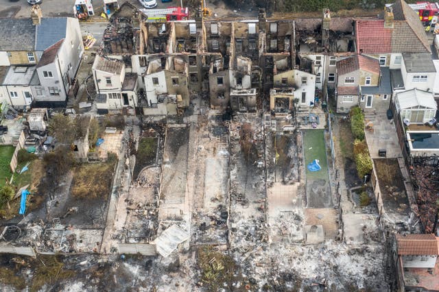 Les restes de bette à carde des maisons du village de Wennington après que la chaleur a déclenché une série d'incendies à travers le Royaume-Uni