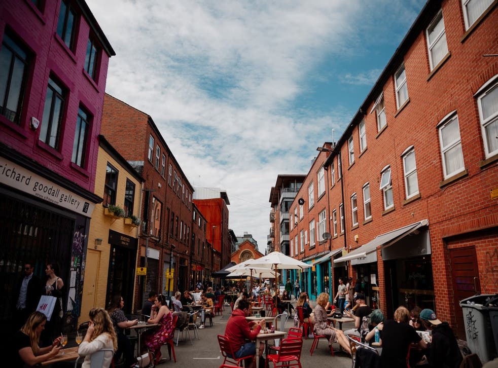 <p>Alfresco drinkers in the Northern Quarter</p>