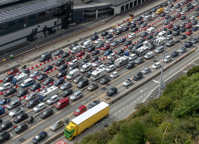 Trafikk står i kø for å sjekke inn i havnen i Dover på A2 mens feriegjester sliter med å komme seg unna