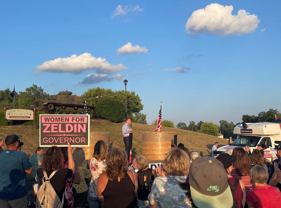 <p>Congressman Lee Zeldin stands on stage after an alleged attack on him during his stump speech, in Fairport, New York, forente stater, juli 21, 2022<sp>
