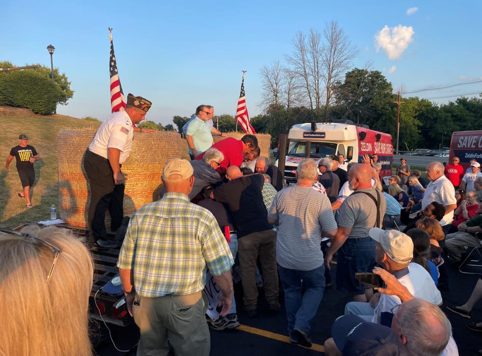 <p>A group of people, attending Congressman Lee Zeldin's stump speech, gather around, what the photographer says was the attacker, after an alleged attack on Zeldin during his stump speech, in Fairport, New York, forente stater, juli 21, 2022<sp>