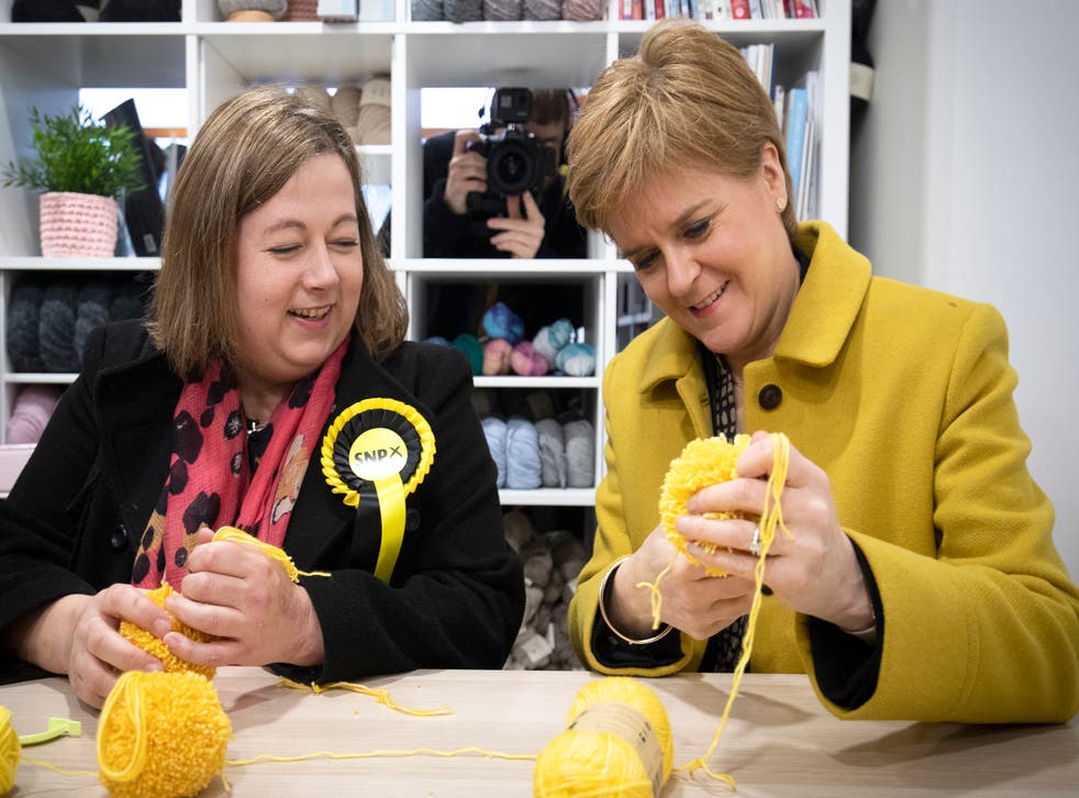 New SNP deputy Westminster leader Kirsten Oswald (剩下) with party leader Nicola Sturgeon (Jane Barlow/PA)