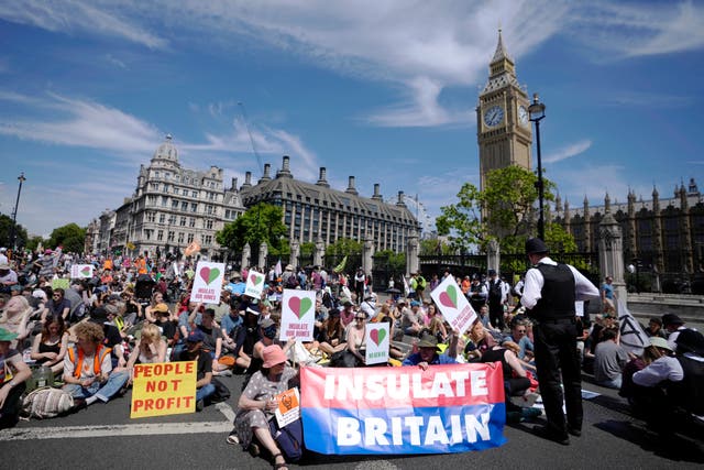 Medlemmer av miljøgrupper inkludert Just Stop Oil, Peace and Justice Project og Insulate Britain deltar i en masseprotest, på Parliament Square i London