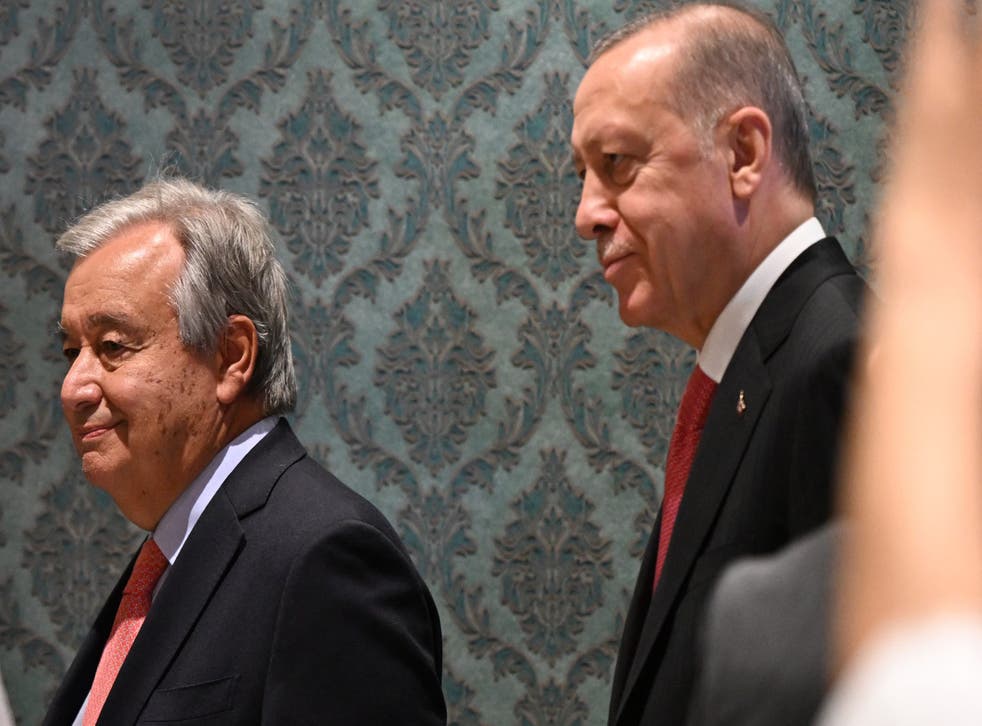 <p>UN Secretary-General Antonio Guterres and Turkish President Recep Tayyip Erdogan at Friday’s grain ceremony</磷>