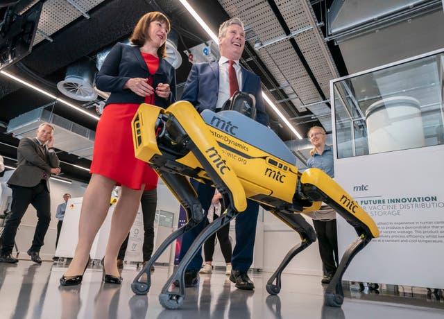 Labour leader Sir Keir Starmer and shadow chancellor Rachel Reeves (deixou) view a robot during a visit to the Manufacturing Technology Centre at the Liverpool Science Park, as part of a two day visit to the city