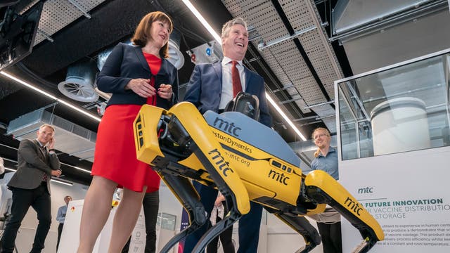 Labour leader Sir Keir Starmer and shadow chancellor Rachel Reeves (venstre) view a robot during a visit to the Manufacturing Technology Centre at the Liverpool Science Park, as part of a two day visit to the city