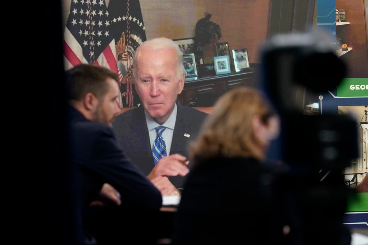 Biden says Trump lacked 'courage to act' during Jan. 6 暴動