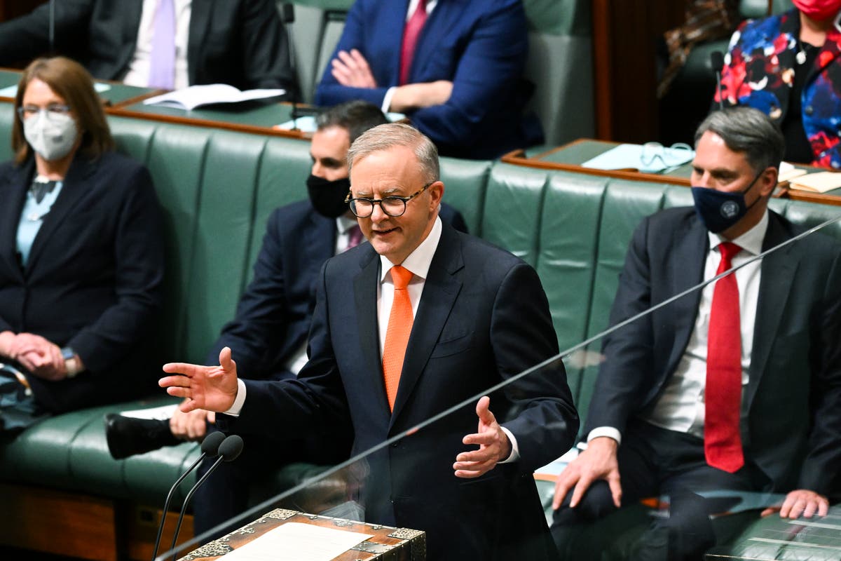 Australian leader wants legislated carbon reduction target