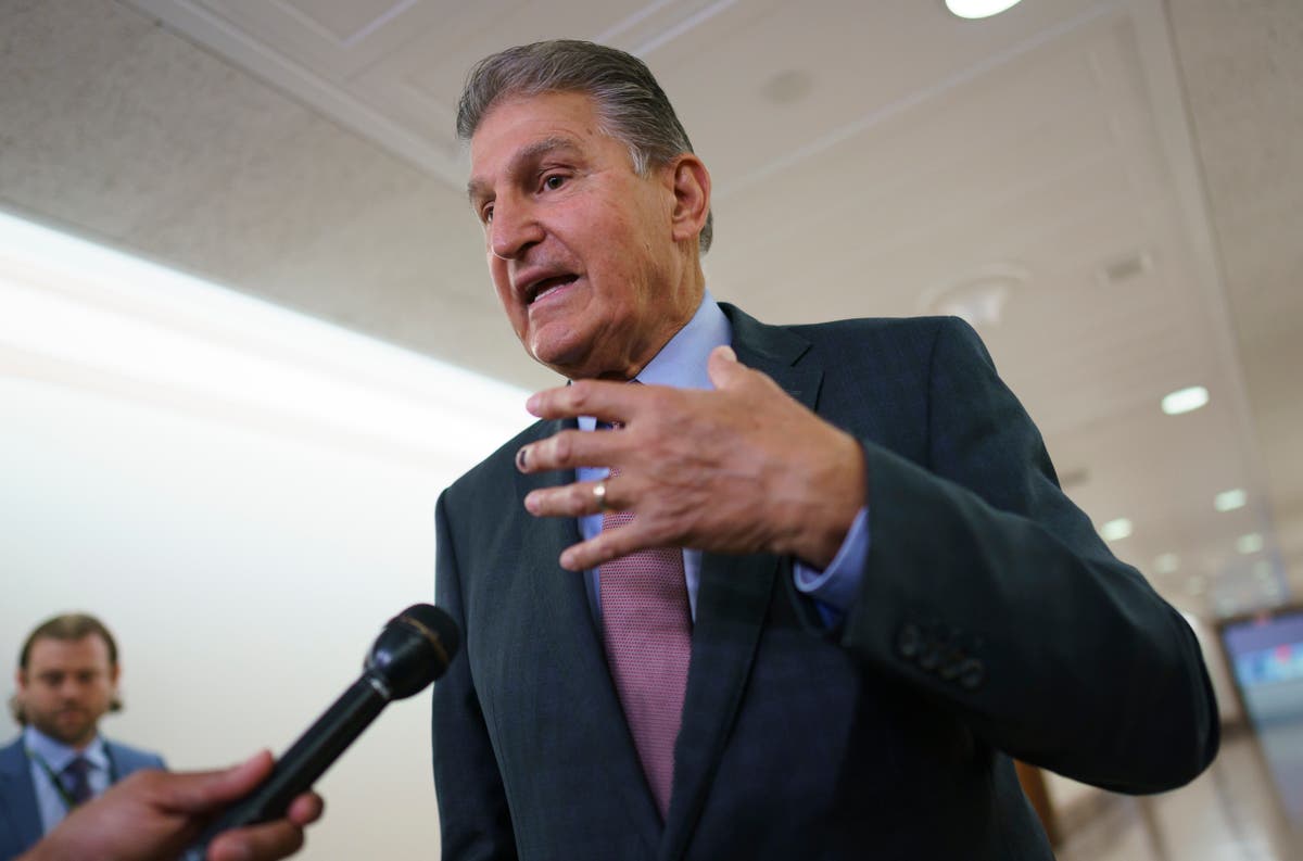 Manchin, Schumer report abrupt deal on health, 活力, taxes