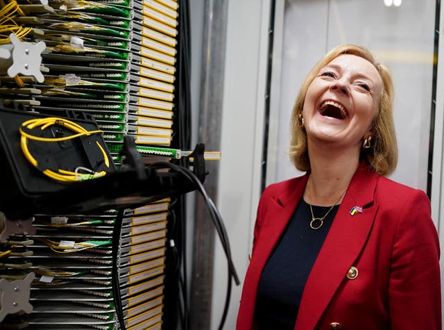 Liz Truss during a visit to a broadband interchange company in Leeds, 作为她竞选保守党领袖和下一任总理的一部分