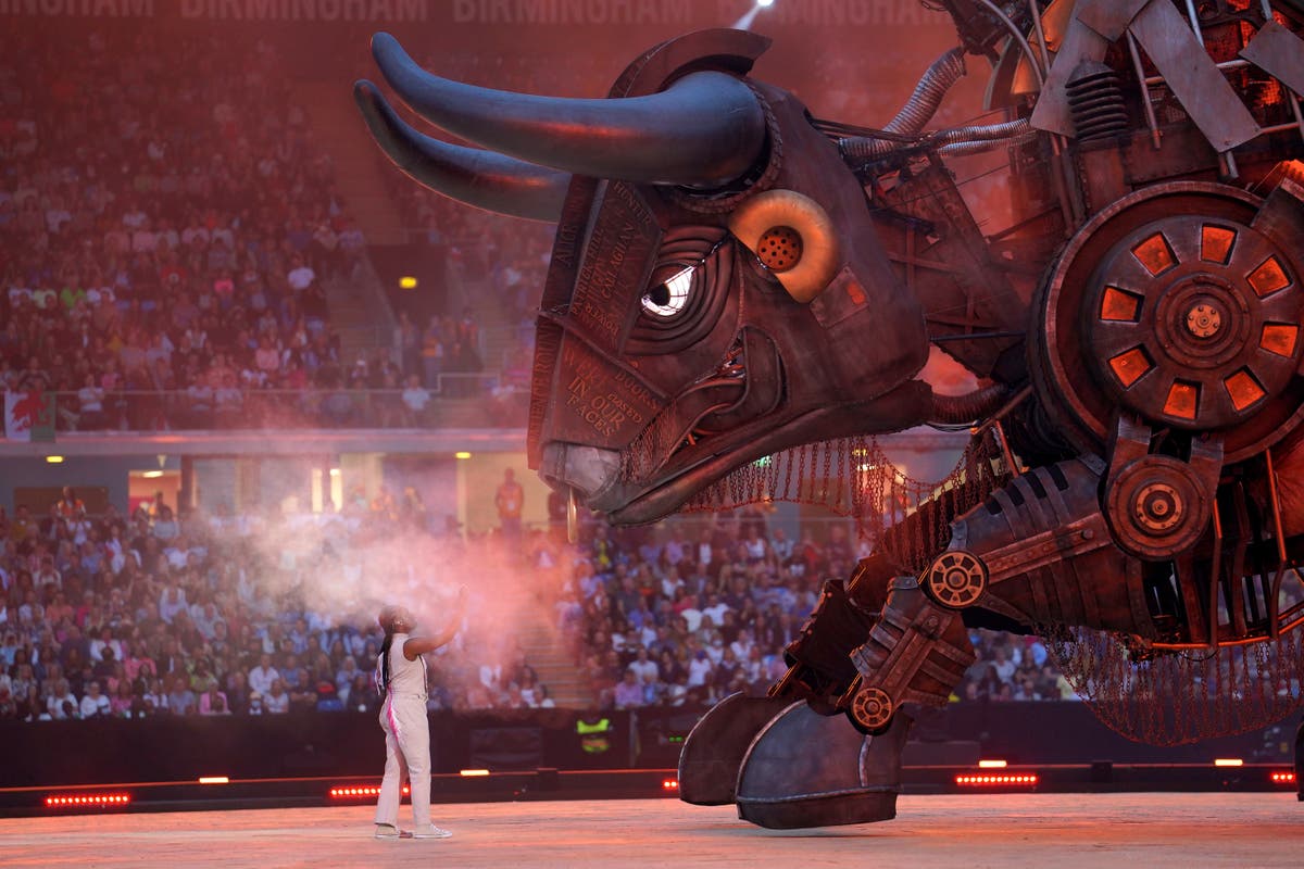 写真で: Raging Bull kicks off Commonwealth Games opening ceremony