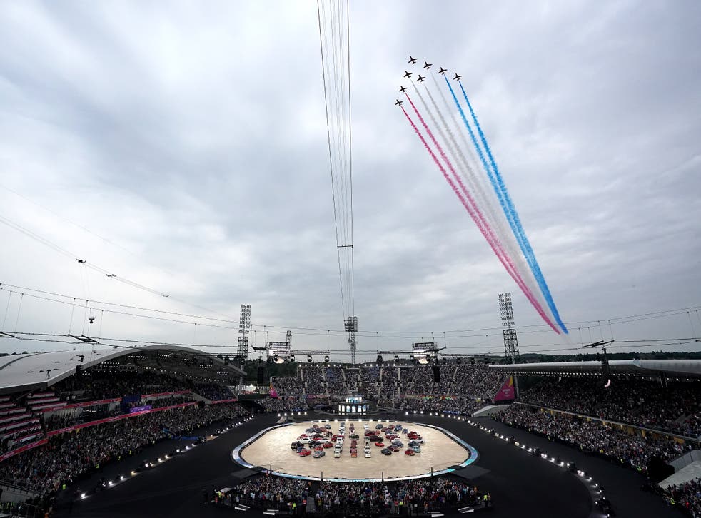 The Red Arrows flypast goes over the stadium during the opening ceremony (ザックグッドウィン/ PA)