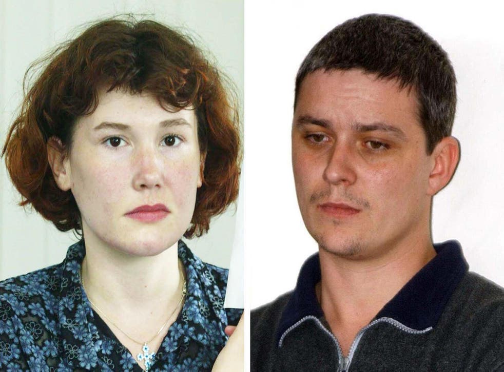 Ian Huntley (正确的), is serving life for murdering Holly Wells and Jessica Chapman, and Maxine Carr (剩下), served 21 months for perverting the course of justice and is now living under a new identity (公共广播)