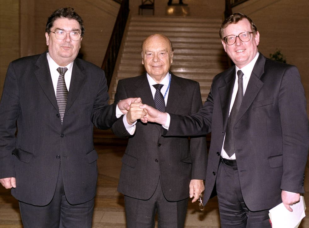 <p>With world athletics chief Primo Nebiolo (中心) and leader of the SDLP John Hume (剩下) 在 1999 &l磷;/p>