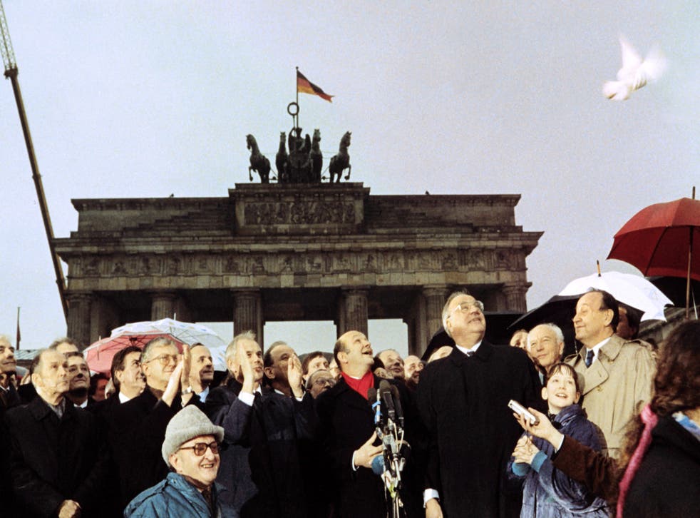 <p>West German chancellor Helmut Kohl, East German prime minister Hans Modrow and West Berlin mayor Walter Momper wave to the crowd, 1989 </p>