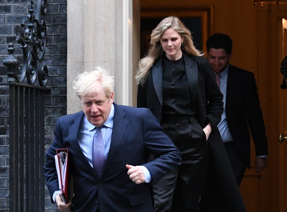 <p>Boris Johnson and Cleo Watson leave Downing Street in October 2020 </磷>