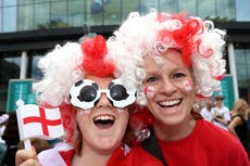 Mães elogiam jogadores da Inglaterra 'por mostrarem que meninas e mulheres podem jogar'