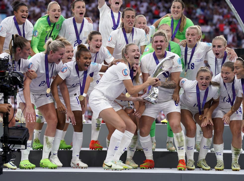 England’s Leah Williamson and Millie Bright celebrate with the trophy after then Euro 2022 finaal (Danny Lawson/PA)