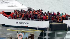 ほぼ 700 migrants cross Channel in single day in record high for 2022