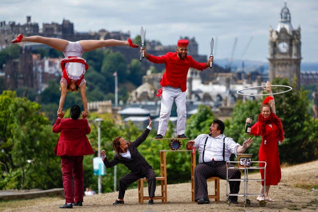 Sirkuskompaniet Lost in Translation viser frem noen triks på toppen av Calton Hill i Edinburgh
