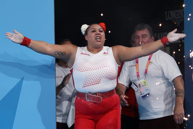 イングランドのエミリー キャンベルは、コモンウェルス ゲームの重量挙げ女子 87+kg で金メダルを獲得した後、祝う