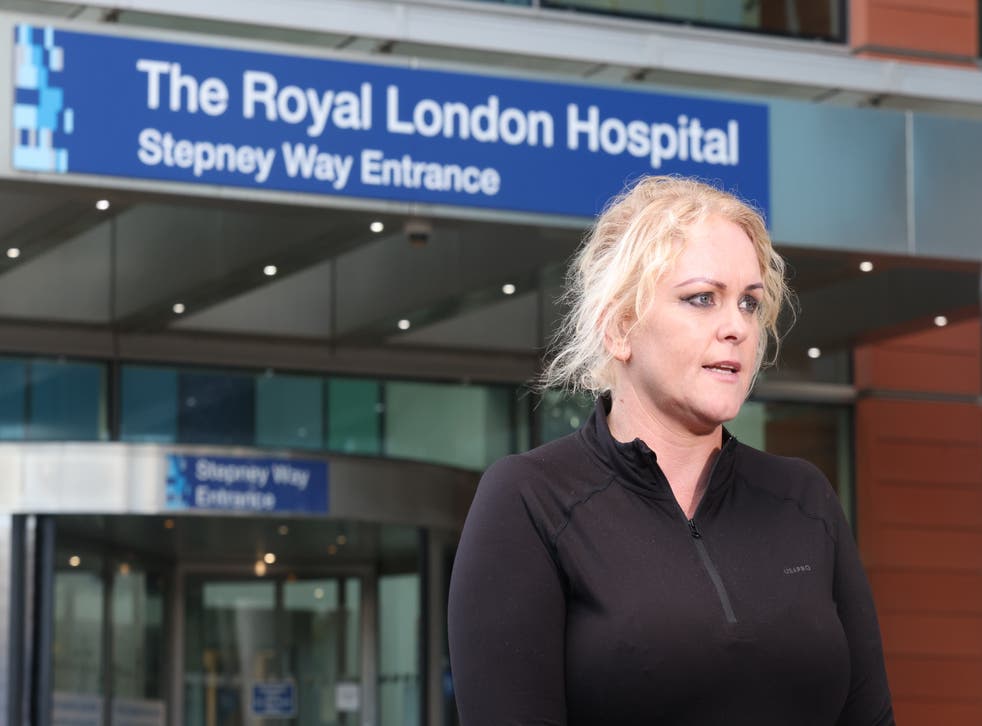 Hollie Dance, mother of 12-year-old Archie Battersbee, speaks to the media outside the Royal London hospital in Whitechapel, Londres est, mercredi (James Manning/PA)