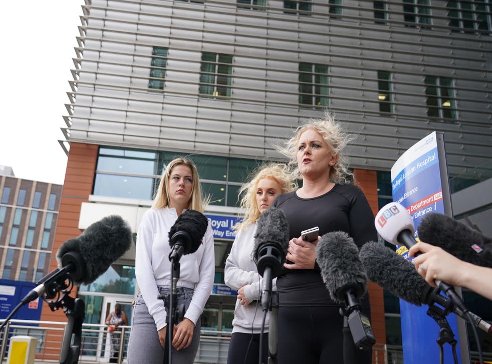 The mother of Archie Battersbee, Hollie Dance, direito, speaks to the media outside the Royal London Hospital in Whitechapel, Leste de Londres (Dominic Lipinski/PA)