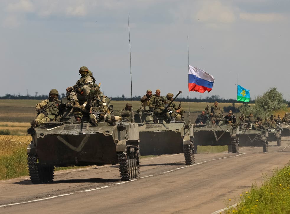 <p>An armoured convoy of Russian troops drives in a Russian-held part of Zaporizhzhia region</磷>