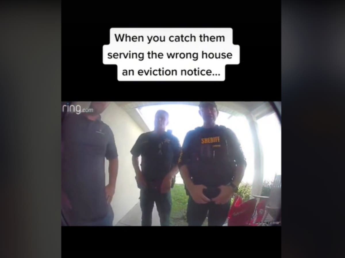Doorbell camera captures police breaking into woman’s home with eviction notice