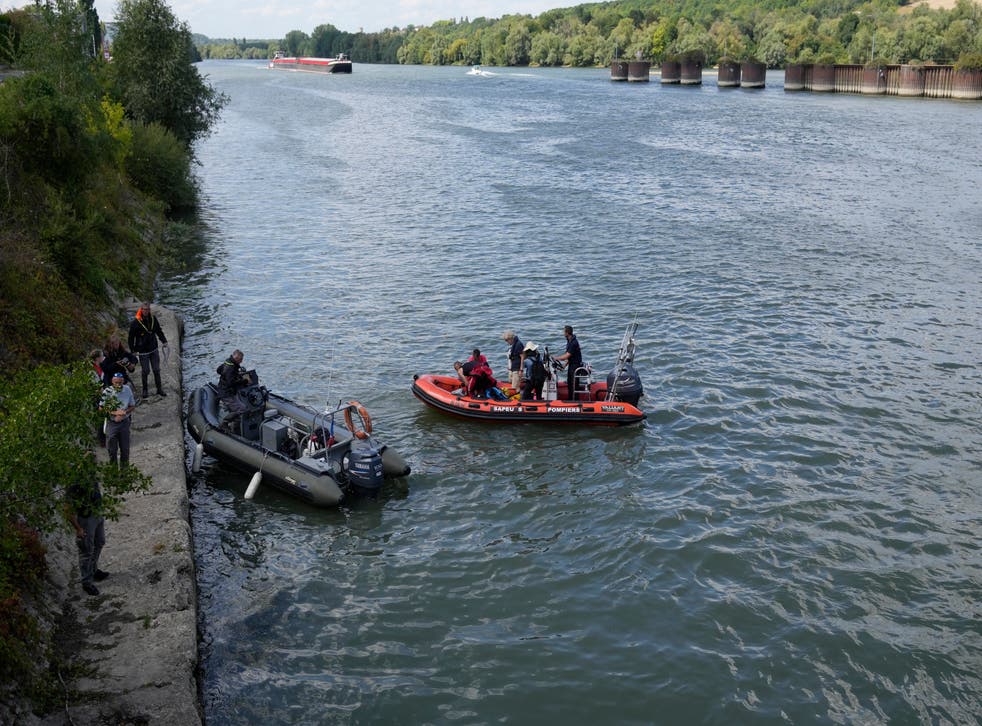 <p>French fire brigade tracking on rubber boats a Beluga whale on the Seine river</p>