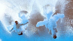 Englands Anthony Harding og Englands Jack Laugher konkurrerer om å vinne og ta gullmedaljen i menns synkroniserte 3m springbrett-finale på dag åtte av Commonwealth Games på Sandwell Aquatics Centre i Birmingham, sentrale England