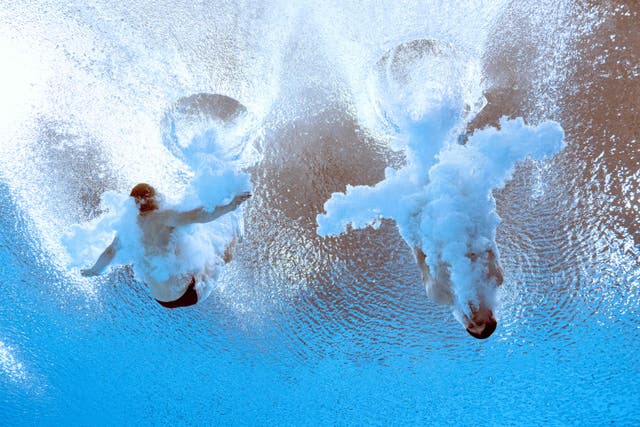 Englands Anthony Harding og Englands Jack Laugher konkurrerer om å vinne og ta gullmedaljen i menns synkroniserte 3m springbrett-finale på dag åtte av Commonwealth Games på Sandwell Aquatics Centre i Birmingham, sentrale England