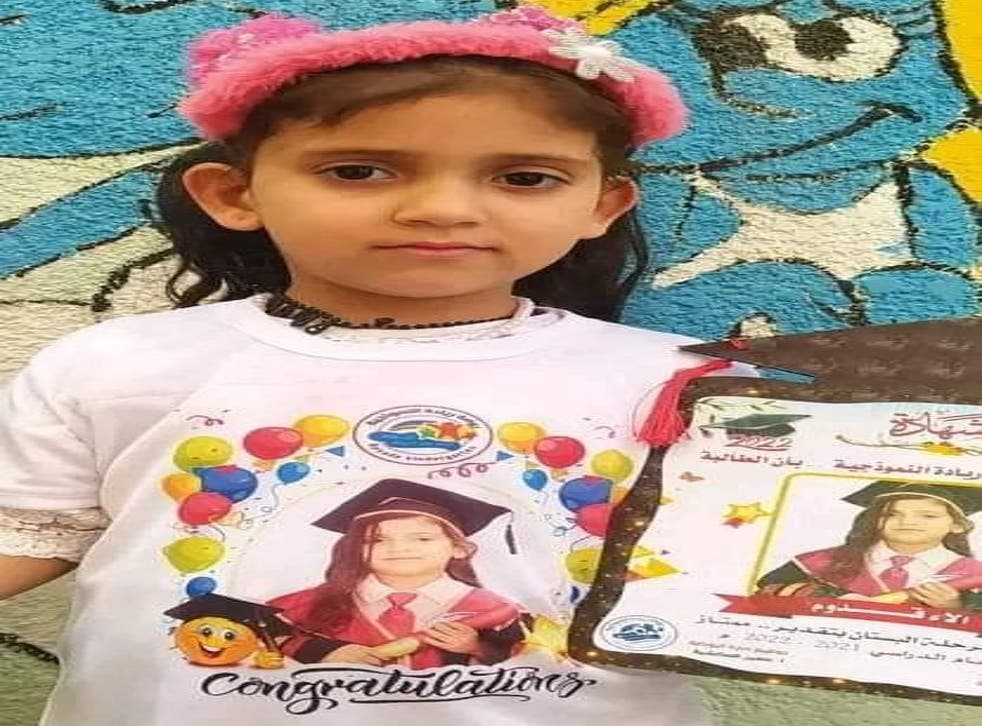 <p>Alaa, 5, is pictured holding her kindergarten diploma</磷>