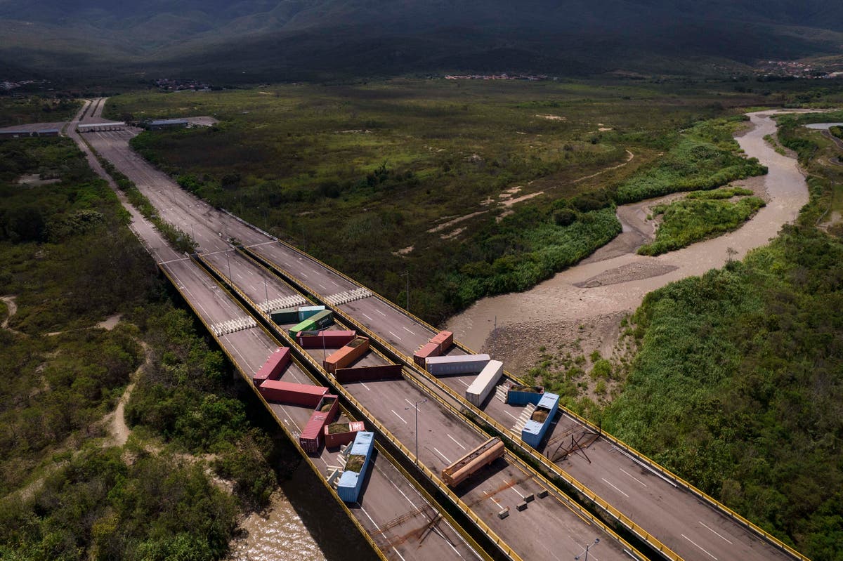 ベネズエラ, Colombia border towns expectant of changes