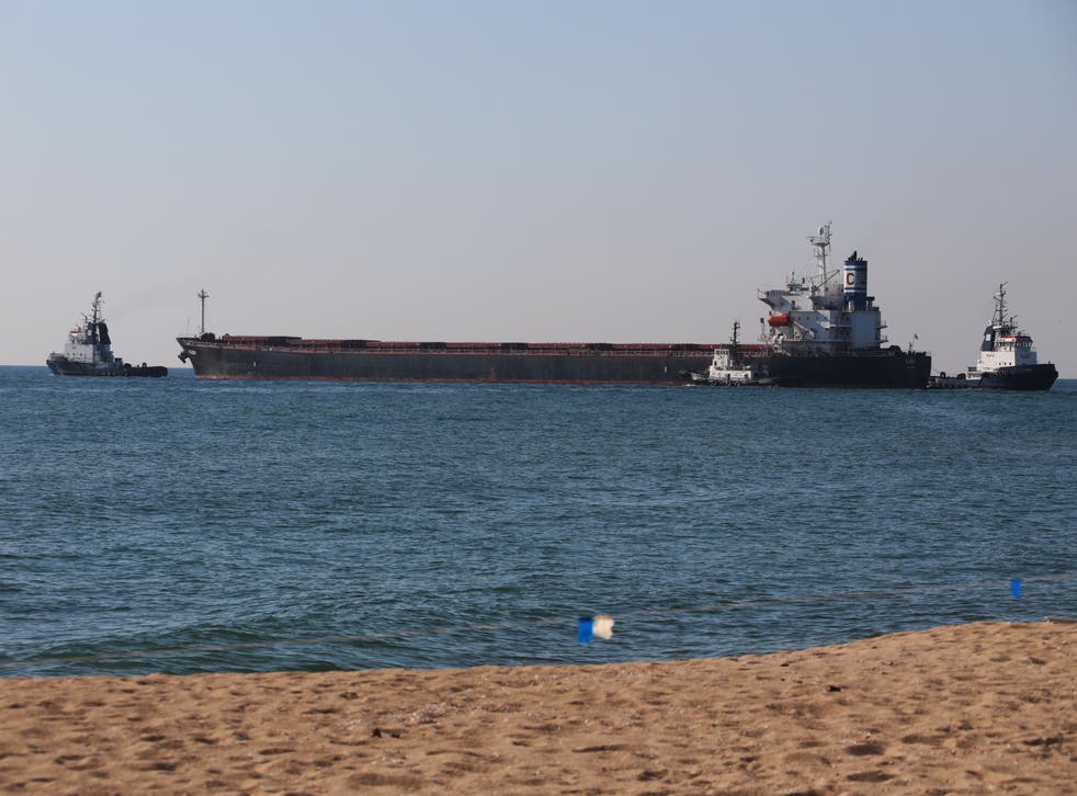 <p>The Glory bulk carrier, 中心, was among four ships to make their way from Ukrainian ports  </磷>