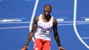 Ojie Edoburun fra England tar gullmedaljen i 4x100 menns stafett på dagen 10 av Commonwealth Games i Birmingham