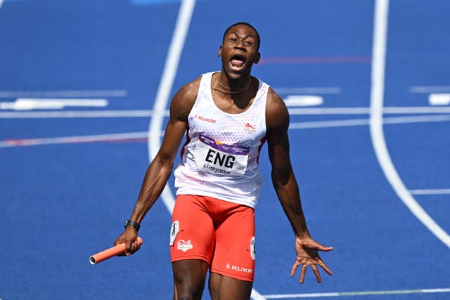 英格兰的 Ojie Edoburun 在 4x100 男子接力赛中夺得金牌 10 伯明翰英联邦运动会