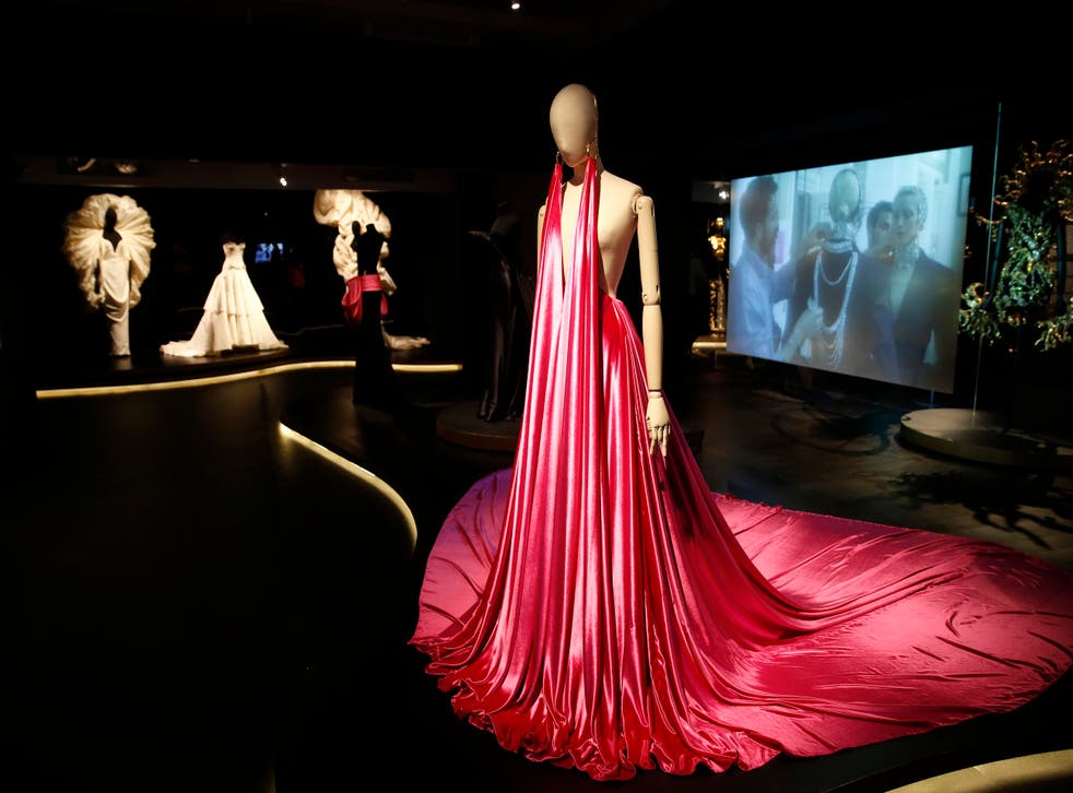 <p>Rejecting codes and standards, Schiaparelli made haute couture her playground</磷>