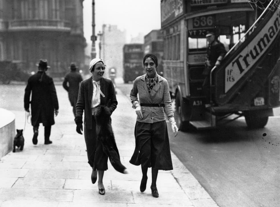 <p>Schiaparelli (正确的) arrives in London 1935 wearing her latest fashion design, the trousered skirt or culottes&磷t;/p>