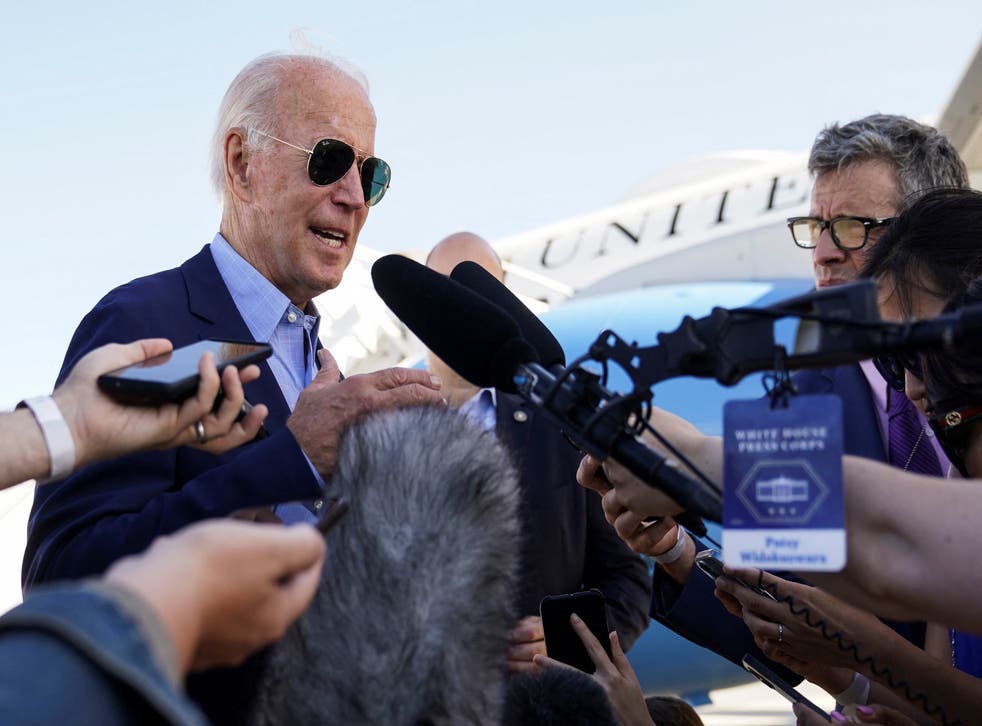 <p>President Joe Biden talks to reporters while boarding Air Force One on travel to Eastern Kentucky</bl>